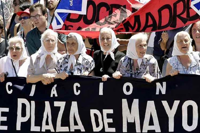 madres-de-plaza-de-mayo-realizan-marcha-en-argentina