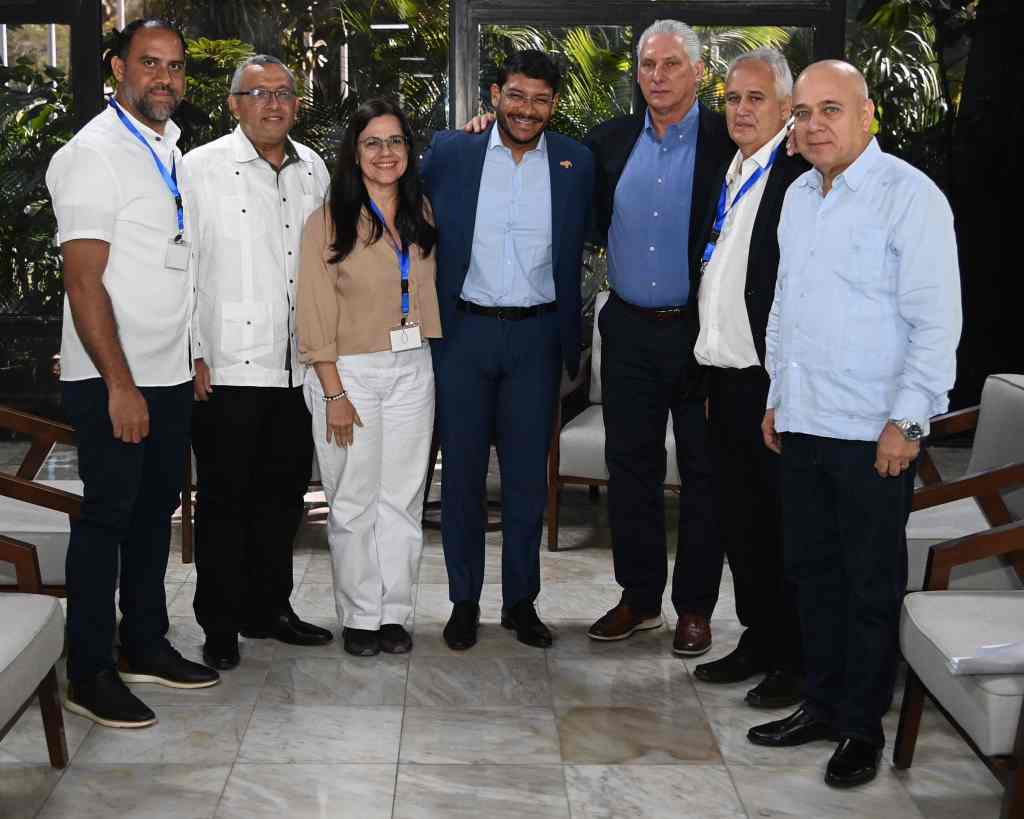 presidente-de-cuba-conversa-con-participantes-en-foro-internacional