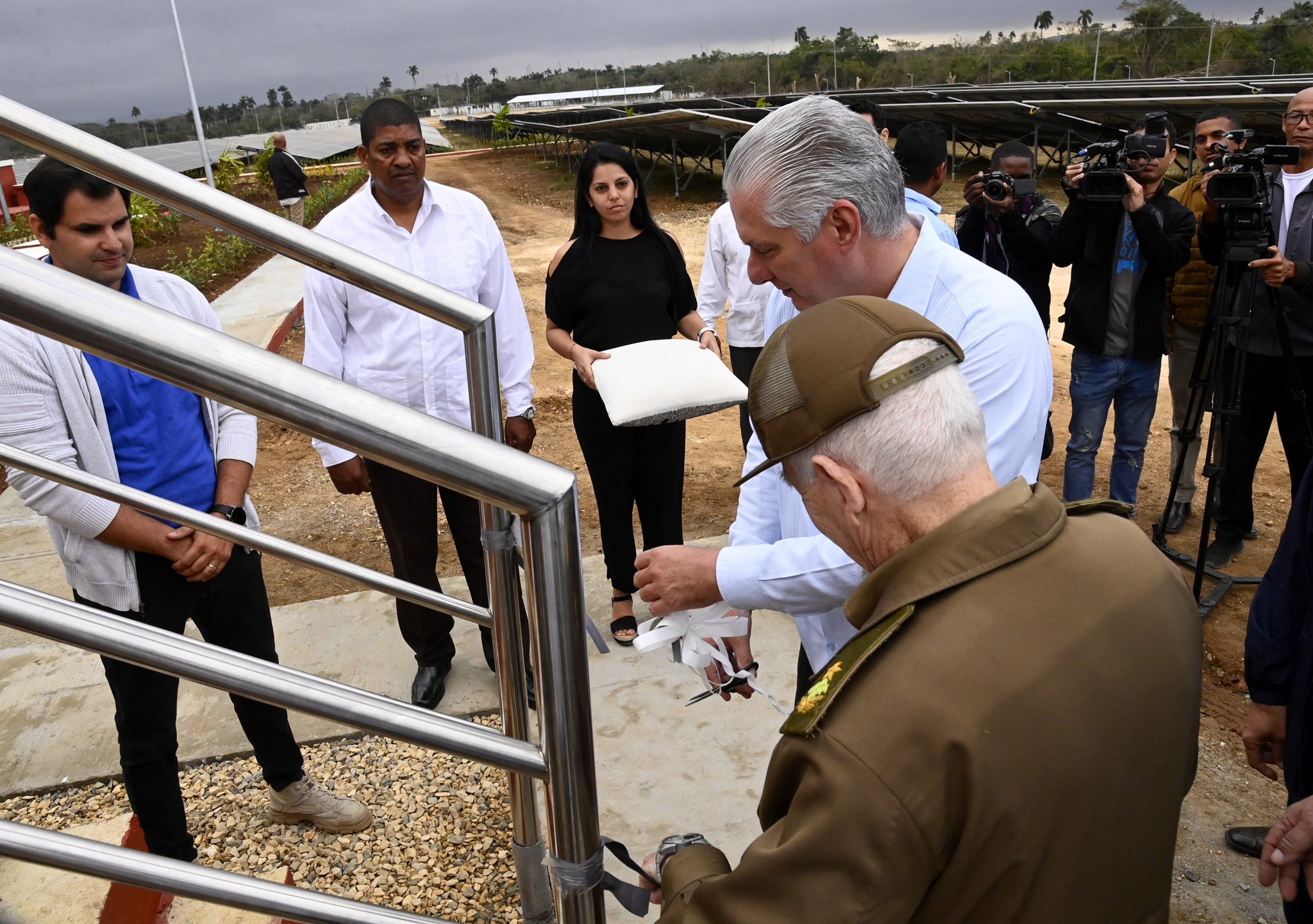 Presidente de Cuba inaugura parque solar fotovoltaico en La Habana