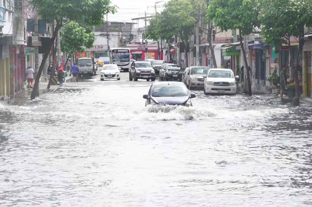 rios-desbordados-inundan-ciudad-del-sur-de-ecuador